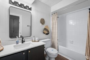 Bath_Interior_shiloh_oaks 1